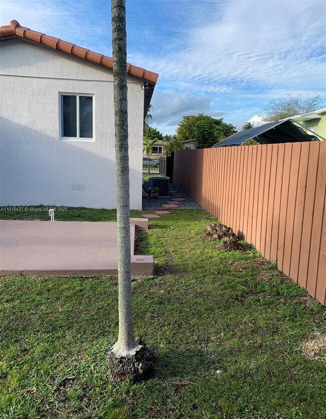 Building Photo - 8260 SW 27th Terrace