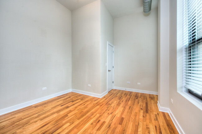 Building Photo - 2730 N Ashland Ave