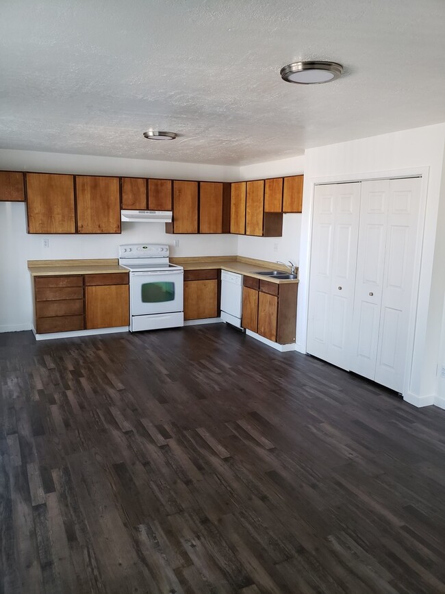 Primary Photo - 1640 sf 3 bed 1 bath