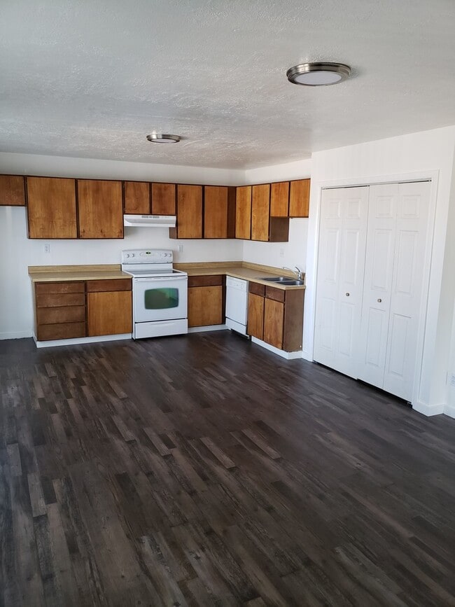 Building Photo - Spacious Duplex - 8 Minute Drive to Boise ...