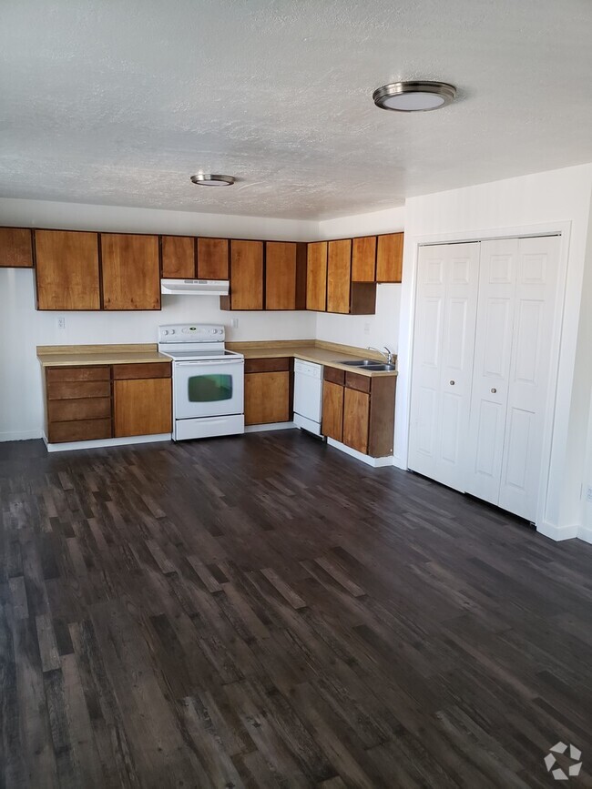 Building Photo - 1640 sf 3 bed 1 bath