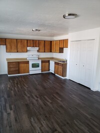 Building Photo - 1640 sf 3 bed 1 bath