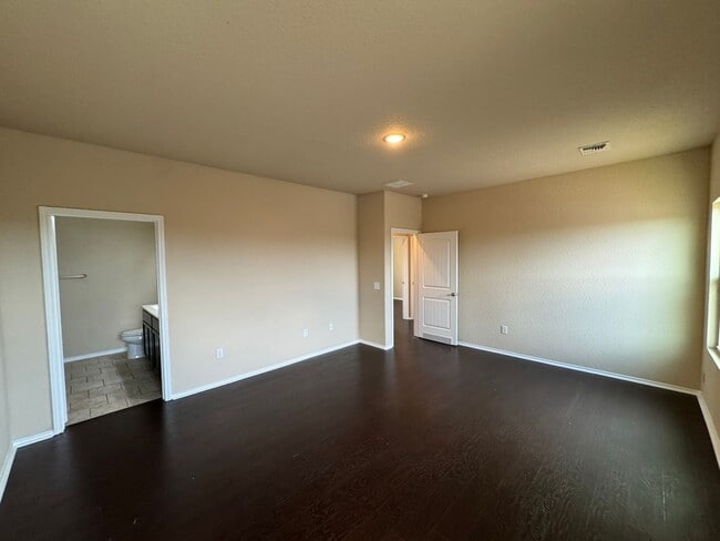 Building Photo - Move-In Special! Spacious 3BR Home with La...