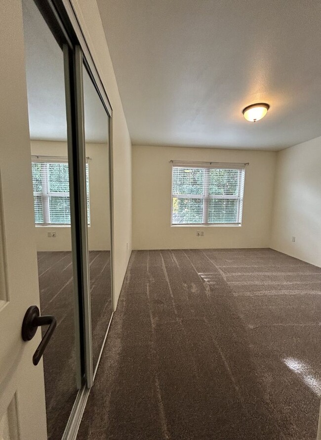 Building Photo - 2 Bedroom-2.5 Bath Townhome