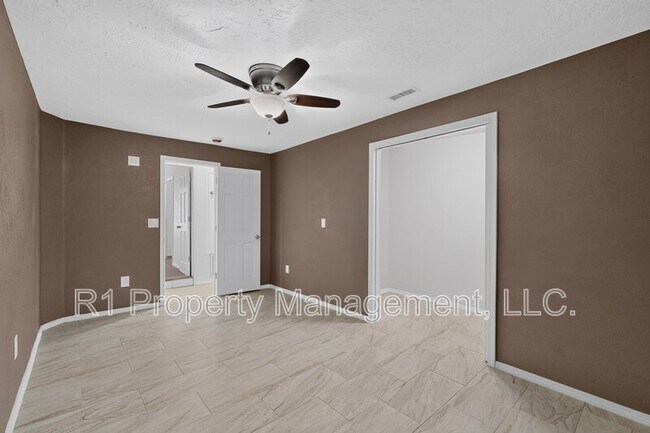 Building Photo - 823 San Lorenzo Ave NW
