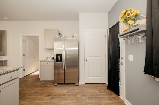 Building Photo - "One Level, Charming 3 bedroom 2 Bath in Goose Creek – 1256 Sq Ft of Comfort!"