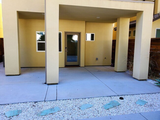 Building Photo - Contemporary Greenhaven Home with Private Backyard & Smart Features