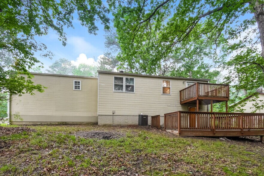 Building Photo - 3332 Chesterfield Ct