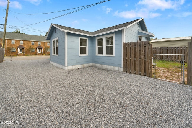 Building Photo - 206 E 2nd Ct