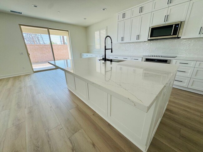 Building Photo - 8631 Mission Villa Dr