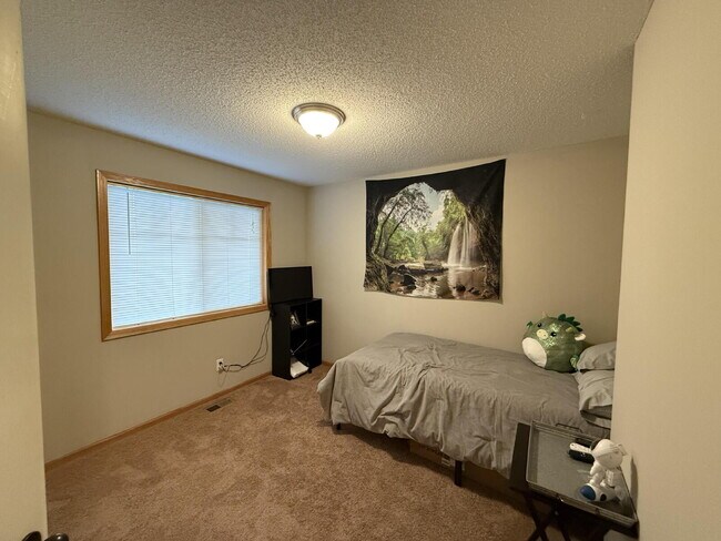 Building Photo - Roomy four-bed three-bath + loft townhome ...