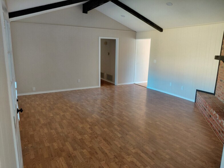 Building Photo - 3305 Lynbrook Dr