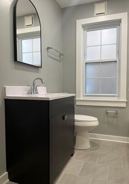 Bathroom - 4053 N Plainfield Ave