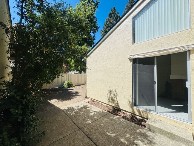 Building Photo - Spacious Townhouse in the Desired Bancroft...