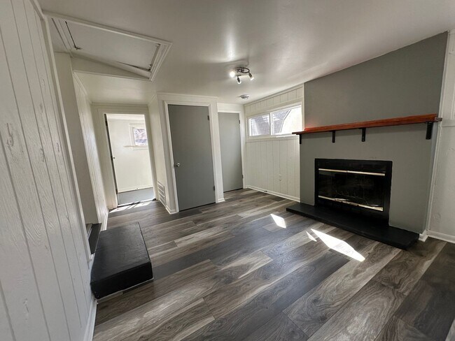 Building Photo - 127 Hickory Nut Ln