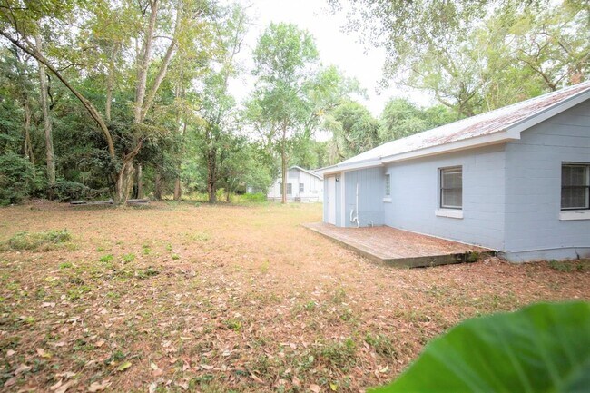 Building Photo - 205 Columbia Dr