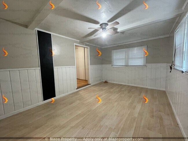 Building Photo - Spacious & Unique! 3 Bed, 1 Bath Home with Bonus Space for Rent
