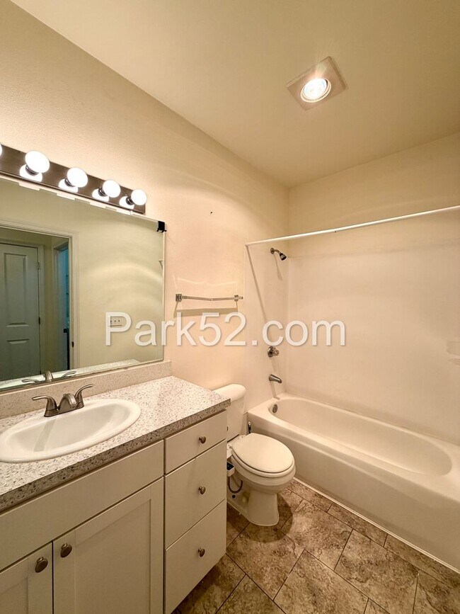 Building Photo - 2 Bedroom Plus Office Condo in DuPont!