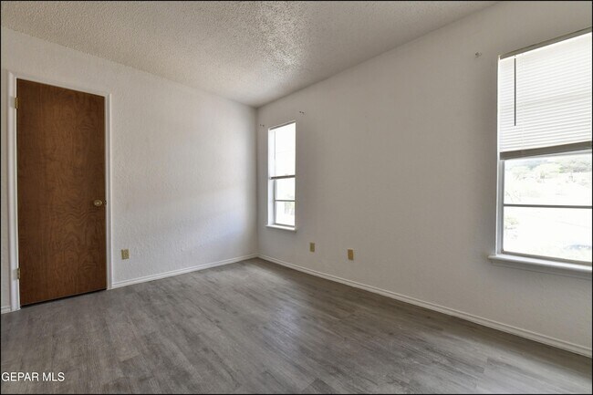Building Photo - 6201 ESCONDIDO Dr