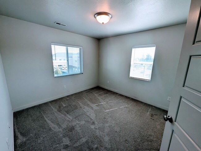 Building Photo - Gorgeous Townhome!!!