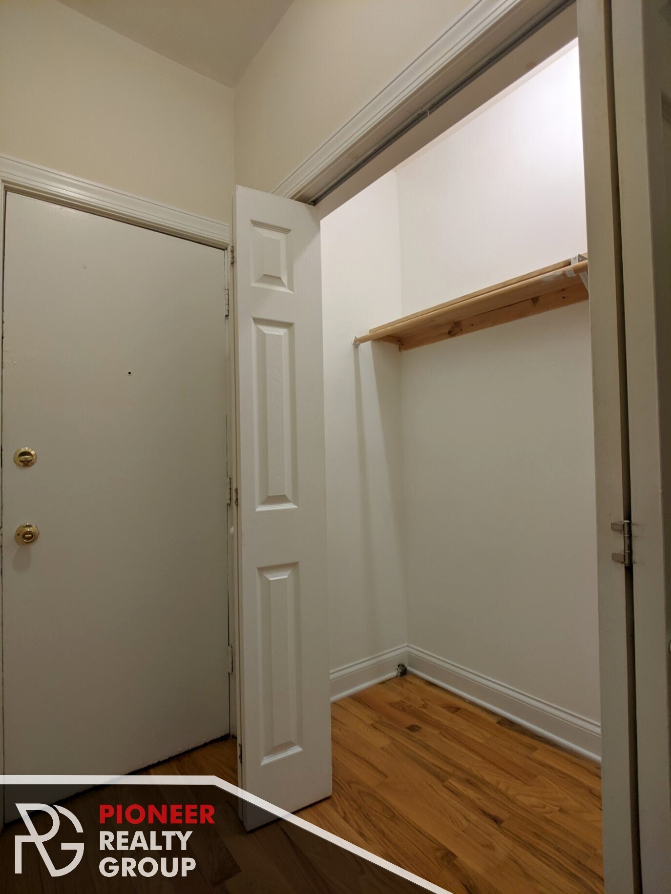 Building Photo - 546 W Wellington Ave