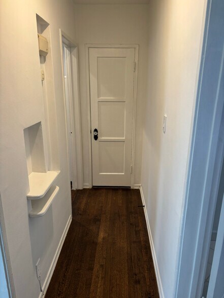 Building Photo - 458 1/2 N Orange Grove Ave
