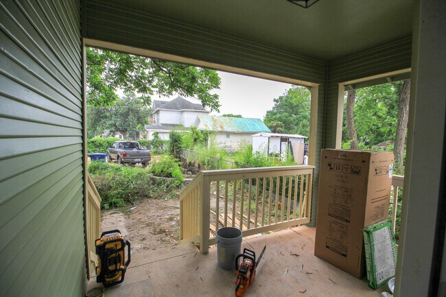Building Photo - Historic 3/2 Adorable Remodel in Dignowity...