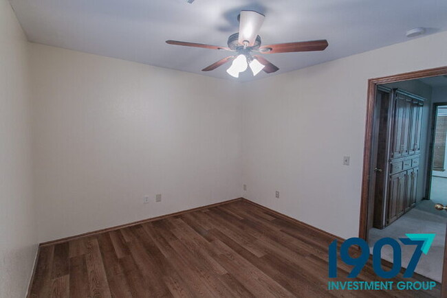 Building Photo - Three-Bedroom Home in Moore Schools