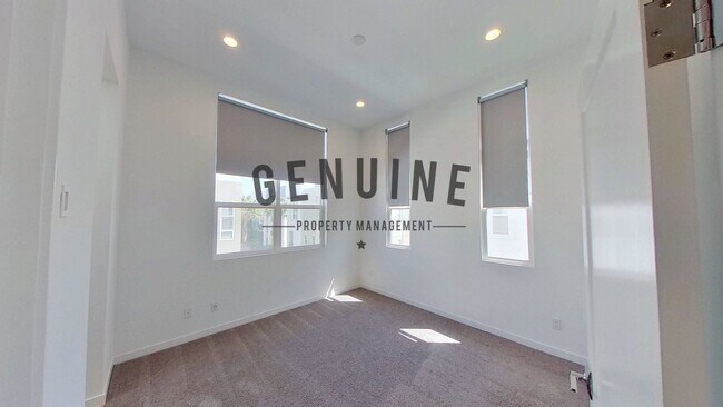 Building Photo - Modern Tri-Level 2Bd 2.5Ba Townhouse in Irvine!