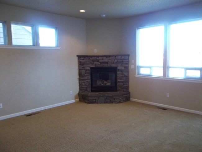 Building Photo - VIDEOTOUR: Stunning Home with Lots of Spac...
