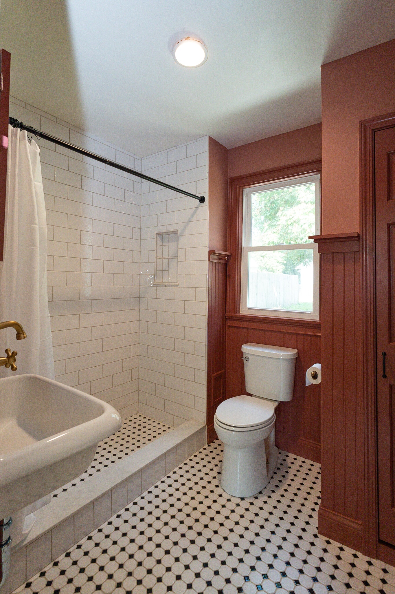 Bath - 822 Kickapoo St