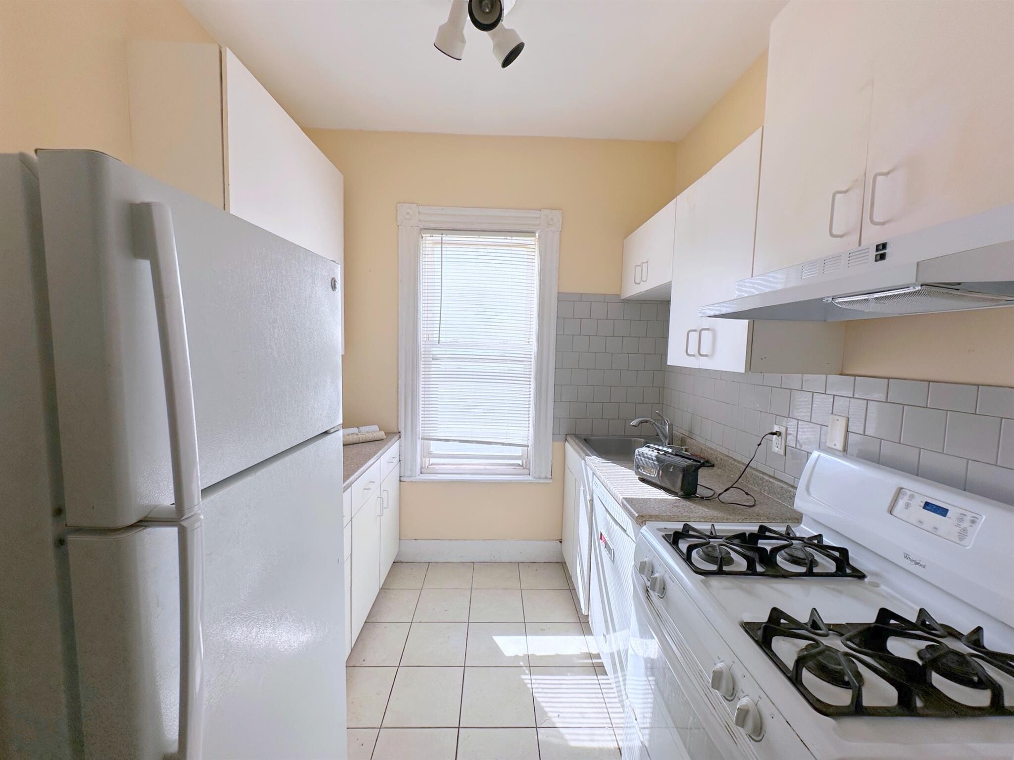 Building Photo - 145 College Ave