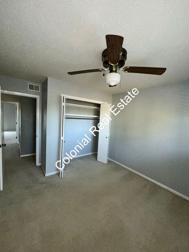 Building Photo - Spacious and unique 3 bedroom 2 and a half bath house on the golf course!