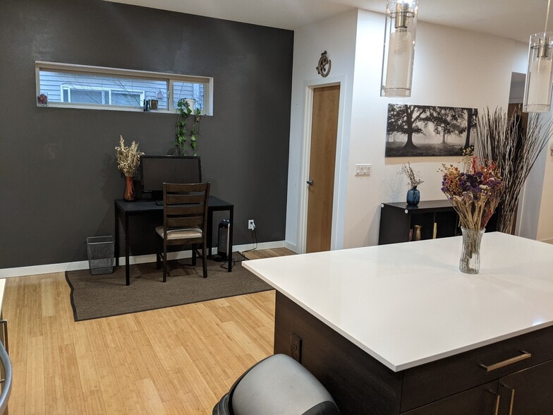 living room, from the kitchen side - 321 21st Ave