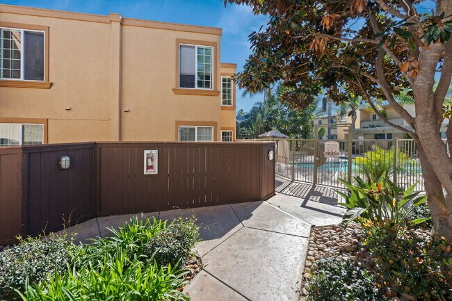 Building Photo - 3BR/2BA Condo with Vaulted Ceilings, Close Proximity to UCSD and Medical Centers! Available APRIL...
