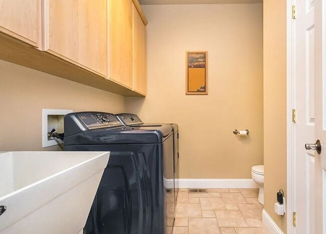 Building Photo - Spacious 3-Bedroom Home with Private Backy...