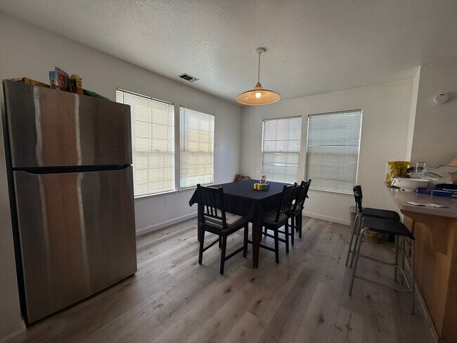 Building Photo - 2802 Sycamore Ln