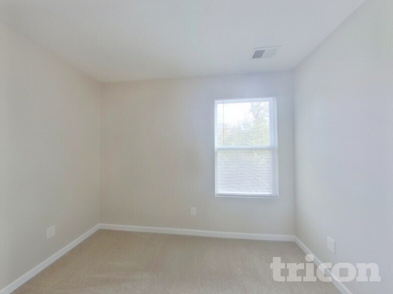 Building Photo - 1418 Kings Grove Dr