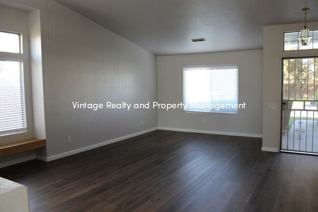 Building Photo - Recently Updated 3 Bedroom Home That Is Ready To Go!!!