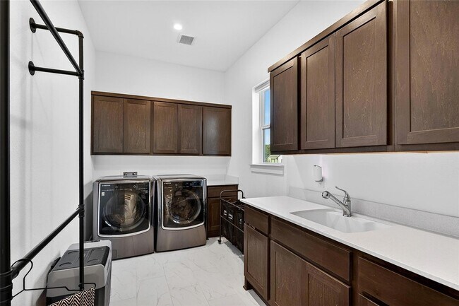 Building Photo - 404 Prairie Clover Dr