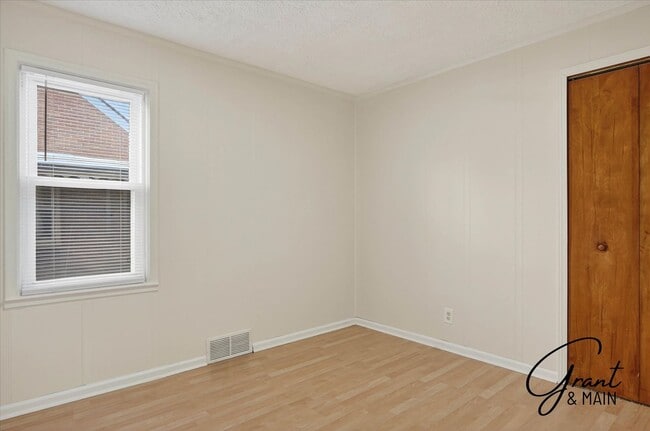 Building Photo - 3 bedroom 2 bath