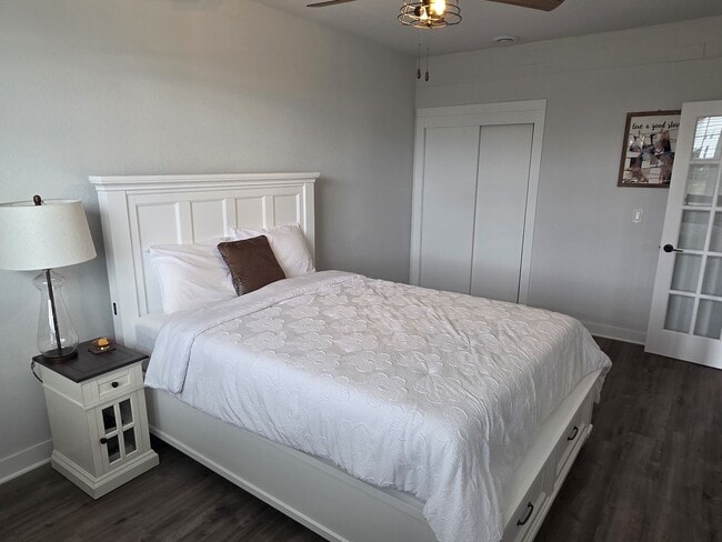 Building Photo - 5 bedroom Pewaukee home in Broken Hill