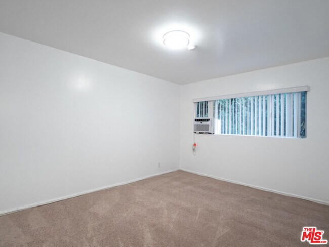 Building Photo - 422 Arnaz Dr