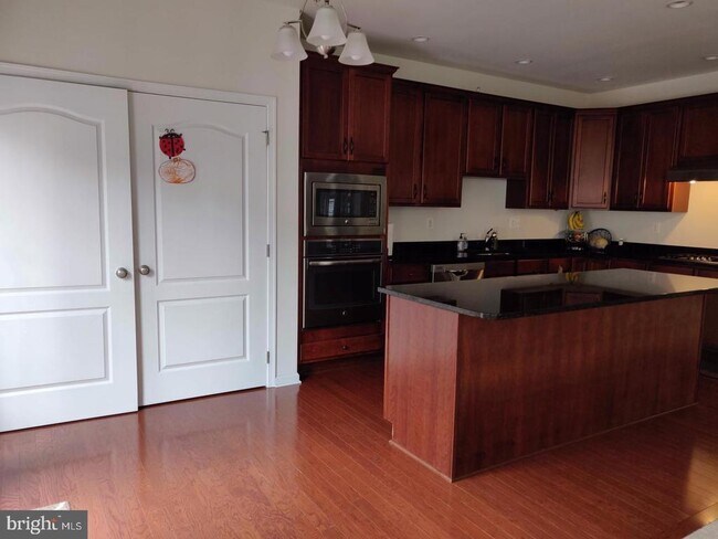 Building Photo - 42891 Edgegrove Heights Terrace