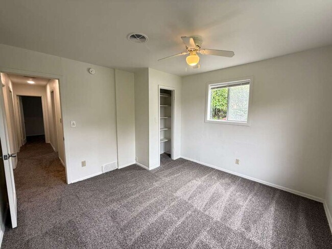 Building Photo - 3 Bedroom 1 Bathroom Greenwood Home!