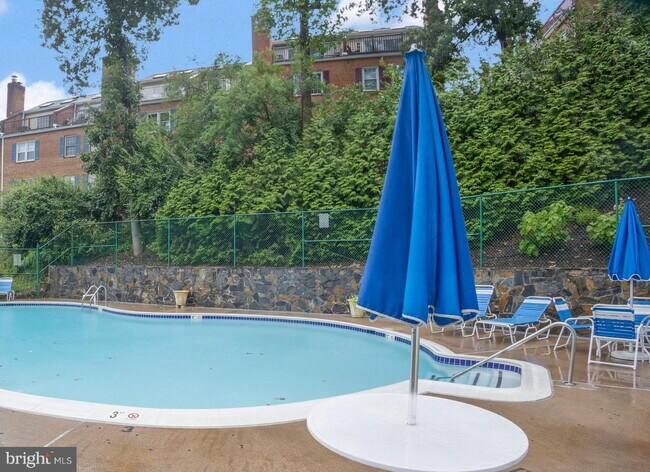 Building Photo - Sought-After fully remodeled Park Glen Condo Living in Arlington!
