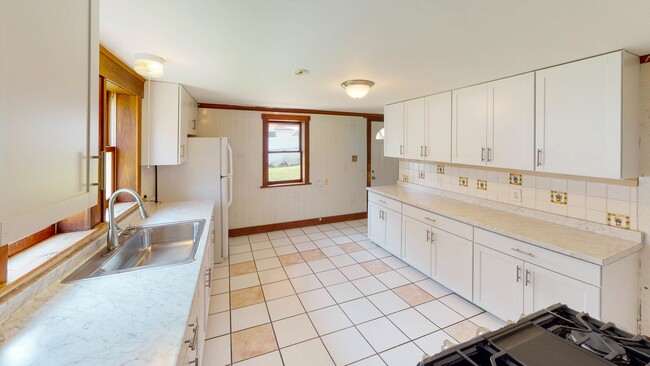 Building Photo - 4 Bedroom / 1 Bath Home For Rent!