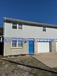 Building Photo - 4100-4102 NE 43rd Terrace