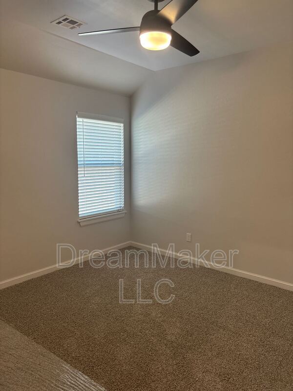 Building Photo - 1906 Holw Crst Ct