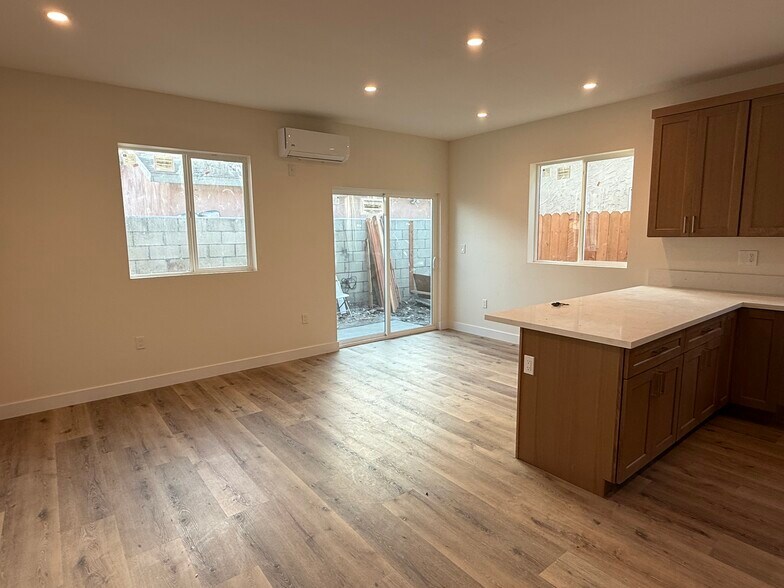 Building Photo - 3877 S Van Ness Ave